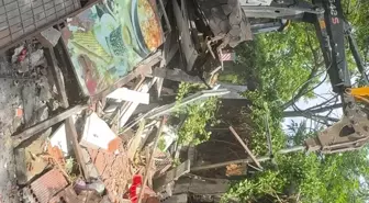 Avcılar'da Kaçak Büfeler Yıkıldı