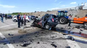 Elazığ'da Tır ile Otomobil Çarpıştı: 1 Ölü, 2 Ağır Yaralı