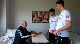 Genç Basketbolcular, Yaşlı Bakım Merkezini Ziyaret Etti