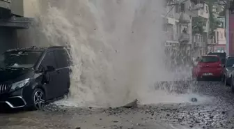 İzmir'de İçme Suyu Hattında Patlama: 4 Araç Hasar Gördü