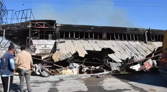 İzmir'de Sandalye Fabrikasında Yangın Çıktı