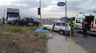 Konya'da Otomobil ve Kamyonet Çarpıştı: 2 Ölü, 5 Yaralı
