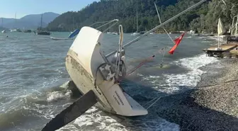 Marmaris'te Şiddetli Fırtına Tekneyi Karaya Sürükledi
