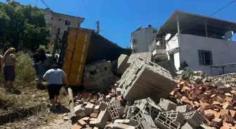 Milas'ta İnşaat Kamyonu Devrildi, Bir Kişi Yaralandı
