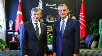 Özgür Özel ve Ahmet Davutoğlu Meclis'te Buluştu