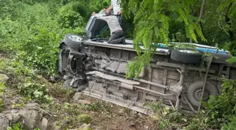 Trabzon’da Park Halindeki Minibüs Devrildi: 5 Yaralı
