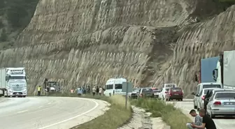 Tokat'ta Heyelan, D-100 Kara Yolunu Kapattı