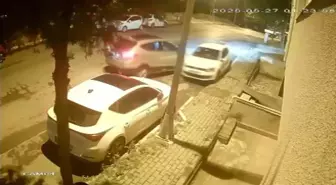 Avcılar'da Kaza: Park Halindeki Araca Çarpan Sürücü Olay Yerinden Ayrıldı