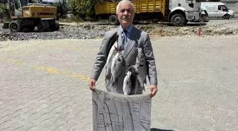 Balıkçı Kenan, boynuna astığı balıklarla Ekrem İmamoğlu'nu protesto etti