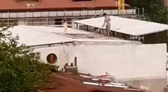 Küçükçekmece'de Çatıda Halı Yıkayan Baba ve Çocuğu İlgiyi Üzerine Çekti