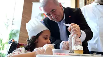 Down Sendromlu Bireyler Pasta Süsleme Yarışmasında Yarıştı