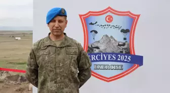  Türk Komando Astsubayı Paraşütle Atlayarak Bayrağı Dalgalandırdı