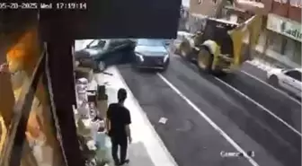 Freni Arızalanan Kepçe, Park Halindeki 4 Araca Çarptı