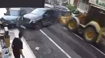 Freni Boşalan İş Makinesi Kazaya Neden Oldu