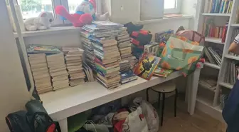 Eren Şahin Eronat Ortaokulu Öğrencilerinden Depremzedelere Kitap Bağışı