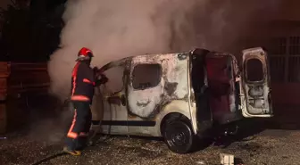 Park Halindeki Hafif Ticari Araç Alev Alev Yandı