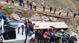 Trabzon'da Kamyon Devrildi: Şoförü Yaralandı