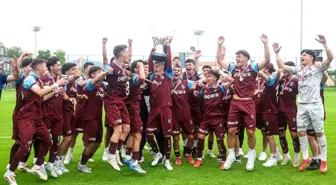 Trabzonspor U19 Takımı Şampiyonluk Kupasını Kaldırdı