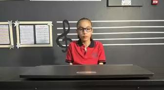Görme Engelli Öğrenci Belinay, Hafızasına Kazıdığı Eserleri Piyano ile Çalıyor