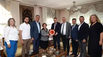 Kaymakam Odabaş, Hayırsever Zehra Baysal'a Teşekkür Plaketi Takdim Etti