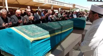 Ağabeyi Tarafından Öldürülen Barış Kol ile Kanserden Vefat Eden Babası Toprağa Verildi