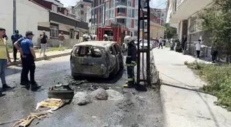 Arnavutköy'de Park Halindeki Araç Alev Aldı