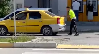 Elazığ'da Polisi Bozulan Araca Yardım Etti