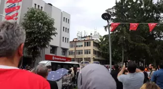 Sakarya'da Çatıya Çıkan Adam İkna Edilerek İndirildi