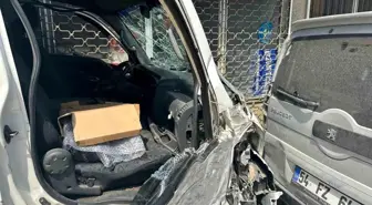 Akyazı'da Kontrolden Çıkan Kamyonet Kazası: 5 Araç Zarar Gördü