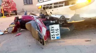 Salihli'de Motosiklet, Minibüsün Altında Kaldı: Sürücü Yaralandı