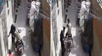 Motosikletli genç, sokakta sıkıştırdığı kadını zorla öptü