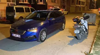 Eskişehir'de Motosikletli Kurye Otomobille Çarpıştı, Hastaneye Kaldırıldı