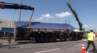 Pendik'te Devrilen Tır Trafiği Felç Etti