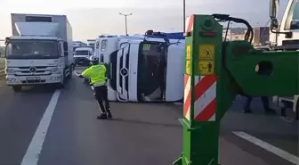 Pendik'te TIR Devrildi, Trafik Tek Şeritten Akıyor