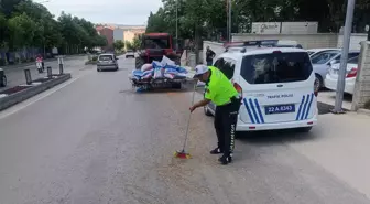 Traktörden Düşen Yemler Caddede Toplandı