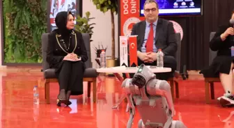 Yapay zeka panelini robot köpek bastı!