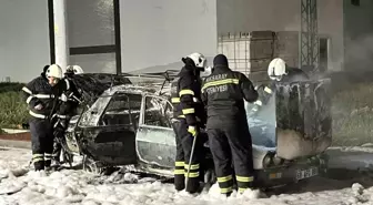 Aksaray'da yanan otomobil hurdaya döndü