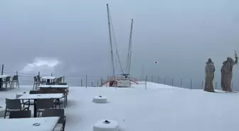 Kemer'de Tahtalı Dağı'na Mayıs'ta Kar Yağdı