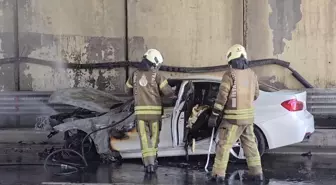 Ataşehir'de Seyir Halindeki Otomobilde Yangın Çıktı