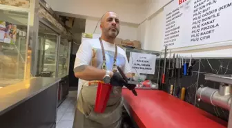 Görme Yetisini Kaybeden Kasap, Mesleğine Devam Ediyor