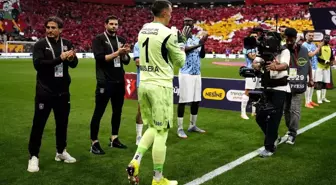 Galatasaray, Başakşehir'in Alkışlarıyla Şampiyonluk Kutladı