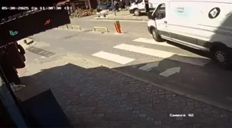 Beyoğlu'nda Ticari Minibüsün Çarptığı Kadın Yaralandı