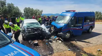 İznik'te Jandarma Minibüsüyle Otomobil Çarpıştı: 1 Ölü, 2 Yaralı