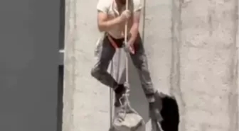 İşçi Iskelenin Devrilmesi Sonucu Havada Asılı Kaldı