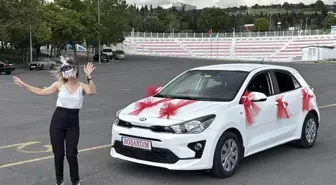 Eşinden boşanan kadın maske takıp göbek attı