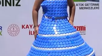 Öğrenciler Geri Dönüşümle Defile Düzenledi