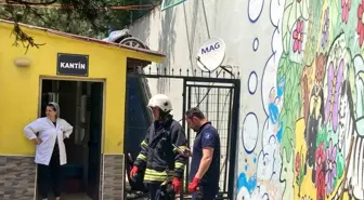 Kocaeli'de Otomobil Okul Bahçesine Uçtu: Sürücü Yaralandı