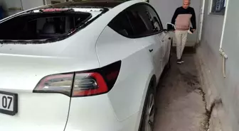 Antalya'da Dolu ve Sağanak Yağış Seraları ve Araçları Vurdu