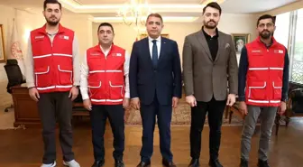 Düzce Valisi Selçuk Aslan Kurban Bağışını Kızılay'a Yaptı