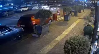 Şanlıurfa'da Kontrolden Çıkan Otomobil Park Halindeki Araçlara Çarptı